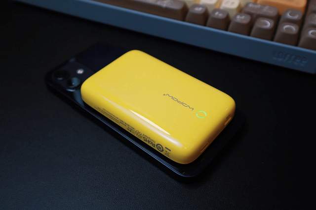 快充不伤机，可上飞机的沃品磁吸无线快充充电宝