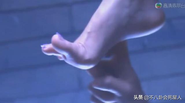 ����Ȧ�Ĵ��Ů����(��ֵ���������У�ȴӵ��һ˫�����ţ���10λŮ�ǵĽſ��Ⱥ���)