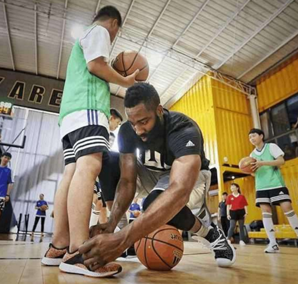 今天nba为什么单膝下跪(NBA球星为何跪地？科比单膝跪地让人疼，一人下跪为儿子系鞋！)