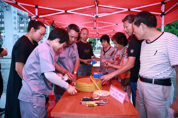 维修燃气灶 换减压阀 气瓶检验站党员雨天惠民服务