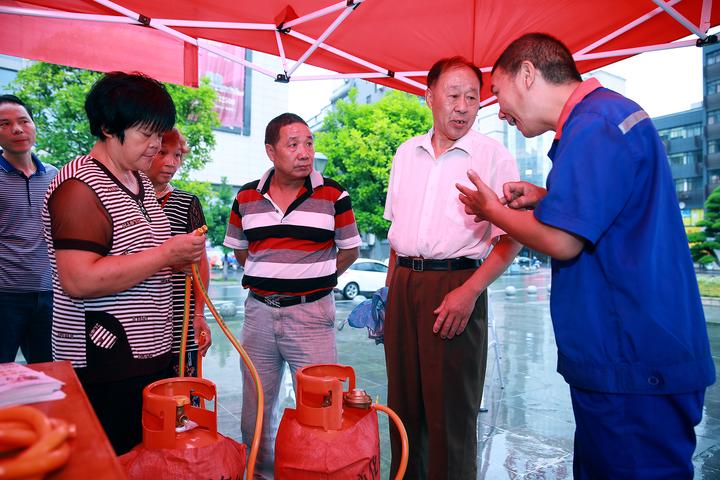 维修燃气灶 换减压阀 气瓶检验站党员雨天惠民服务