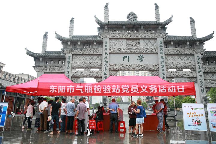 维修燃气灶 换减压阀 气瓶检验站党员雨天惠民服务
