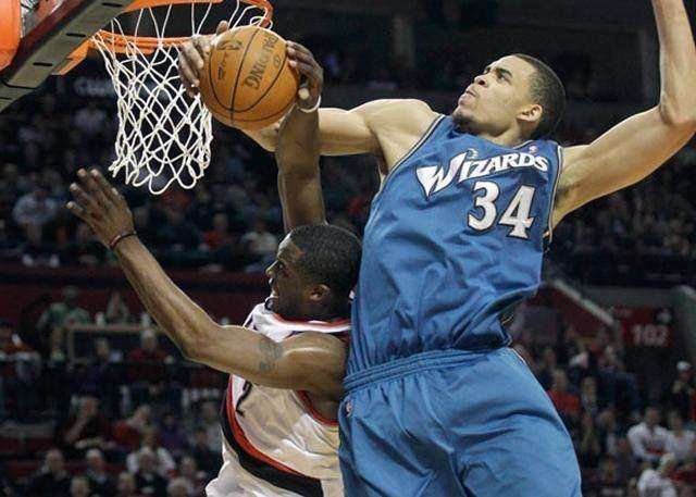 nba弹簧腿有哪些(nba极限弹跳:乔丹双腿像加了弹簧,飞太高头撞板,当场