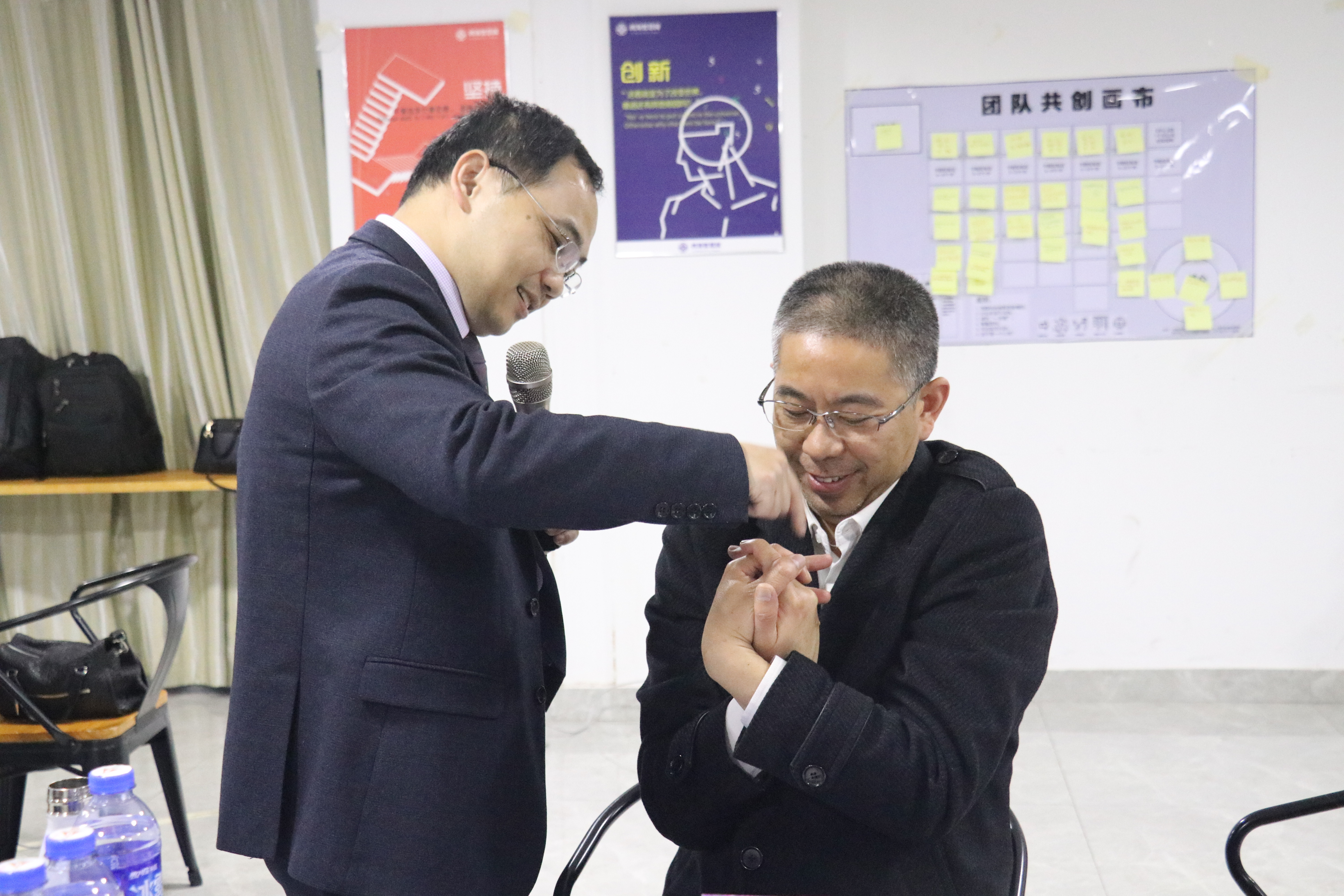 培训演讲之魅力开场6种实用技巧，瞬间吸引听众