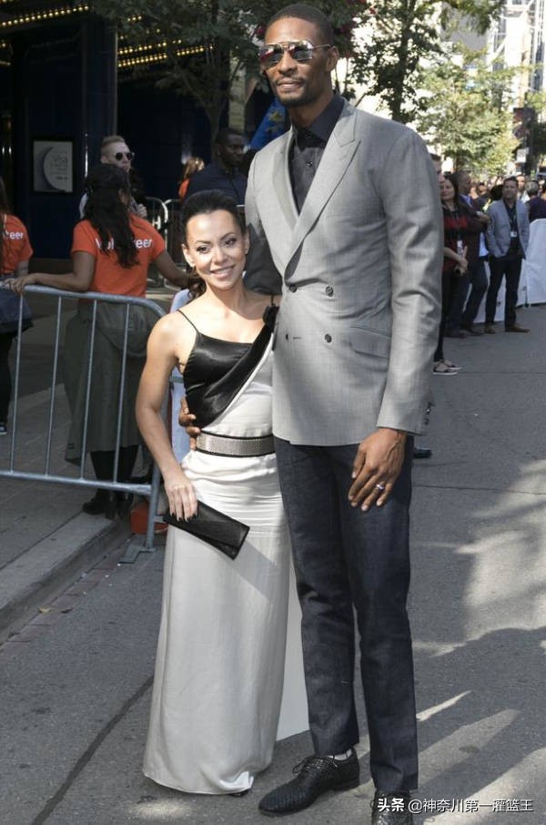 为什么nba球员妻子都很矮(NBA球星人高马大，奥胖和波什等球星为何更愿意找矮个子女友？)
