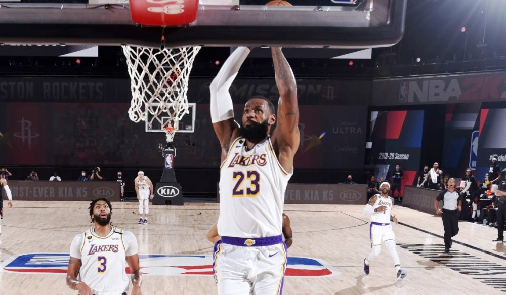 为什么nba撞到人不扶(为何NBA对抗减少受伤却暴涨？三原因揭示：真不是球员身体退化)