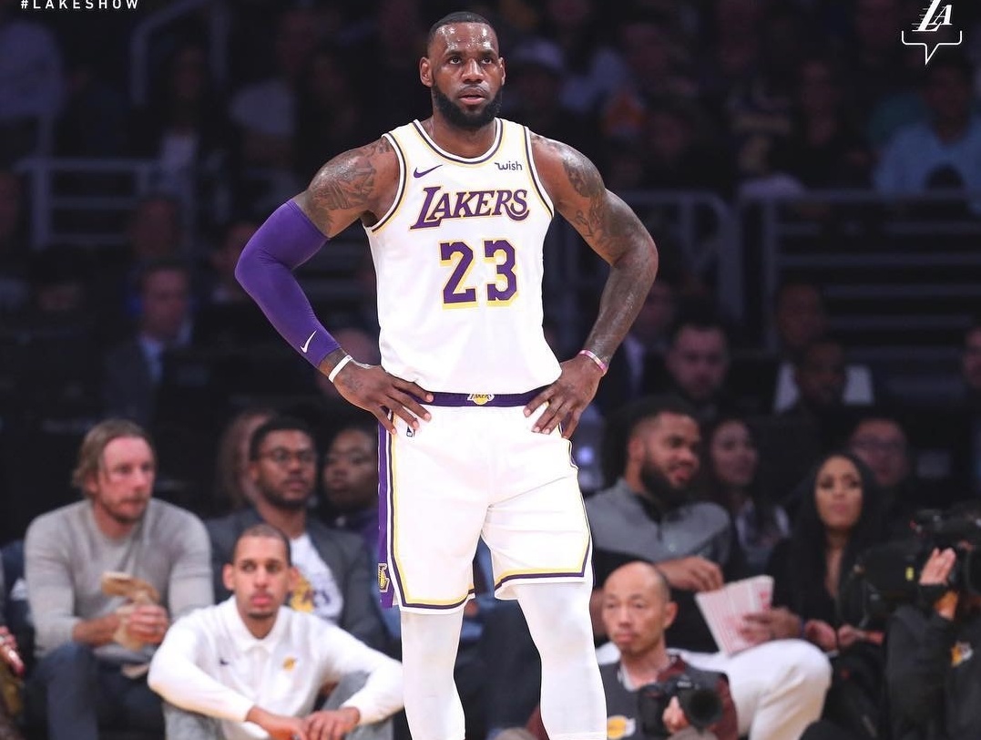 为什么nba球员喜欢叉腰(同样带一支烂队湖人，为什么科比可以拼断腿，詹姆斯却选择叉腰？)