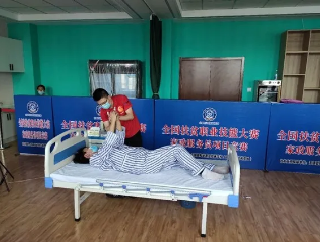 走出大山！他是家乡第二个本科大学生，毕业后选择家政行业，获国家级大奖！