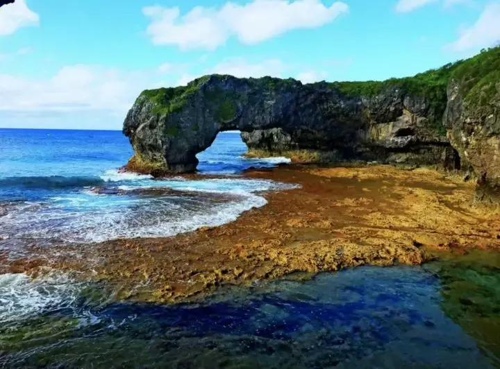 紐埃位於太平洋中南部的庫克群島中,為一橢圓形島嶼,周圍有珊瑚礁環繞