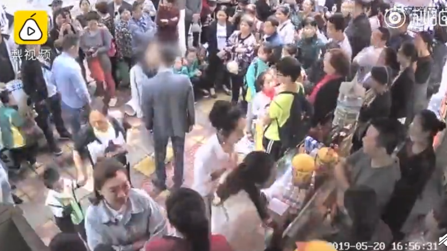 2死5伤！温州市区发生持刀行凶案，民警开枪将嫌疑人制服【三分钟法治新闻全知道】