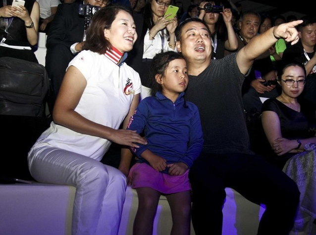 刘国梁第二任妻子李阳鸣图片(刘国梁妻子真挺朴素,拍封面都穿得这么