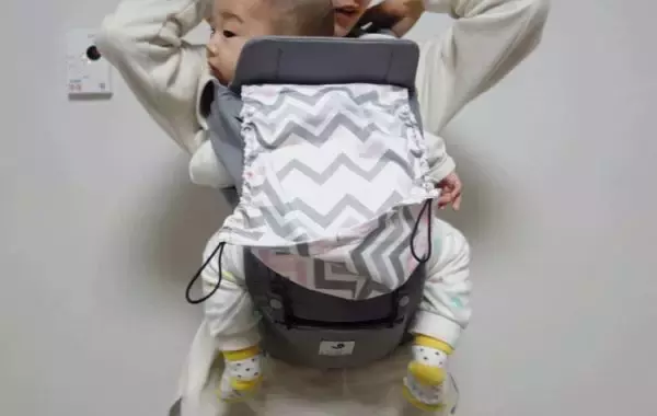 不要随便给宝宝用腰凳！婴儿背带和腰凳哪个更适合宝宝？