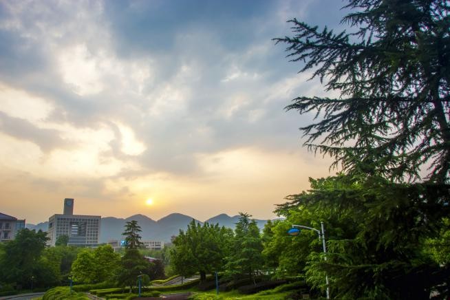 走出大山！他是家乡第二个本科大学生，毕业后选择家政行业，获国家级大奖！