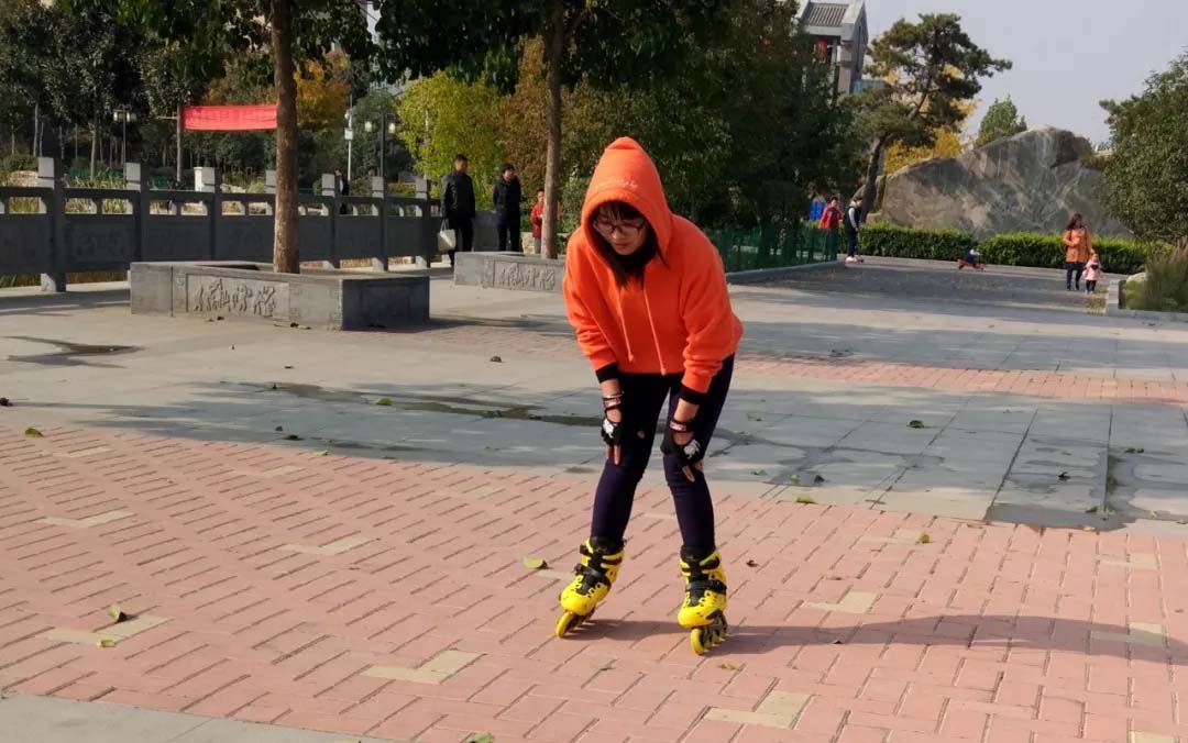轮滑运动虽好，但不建议儿童过早学
