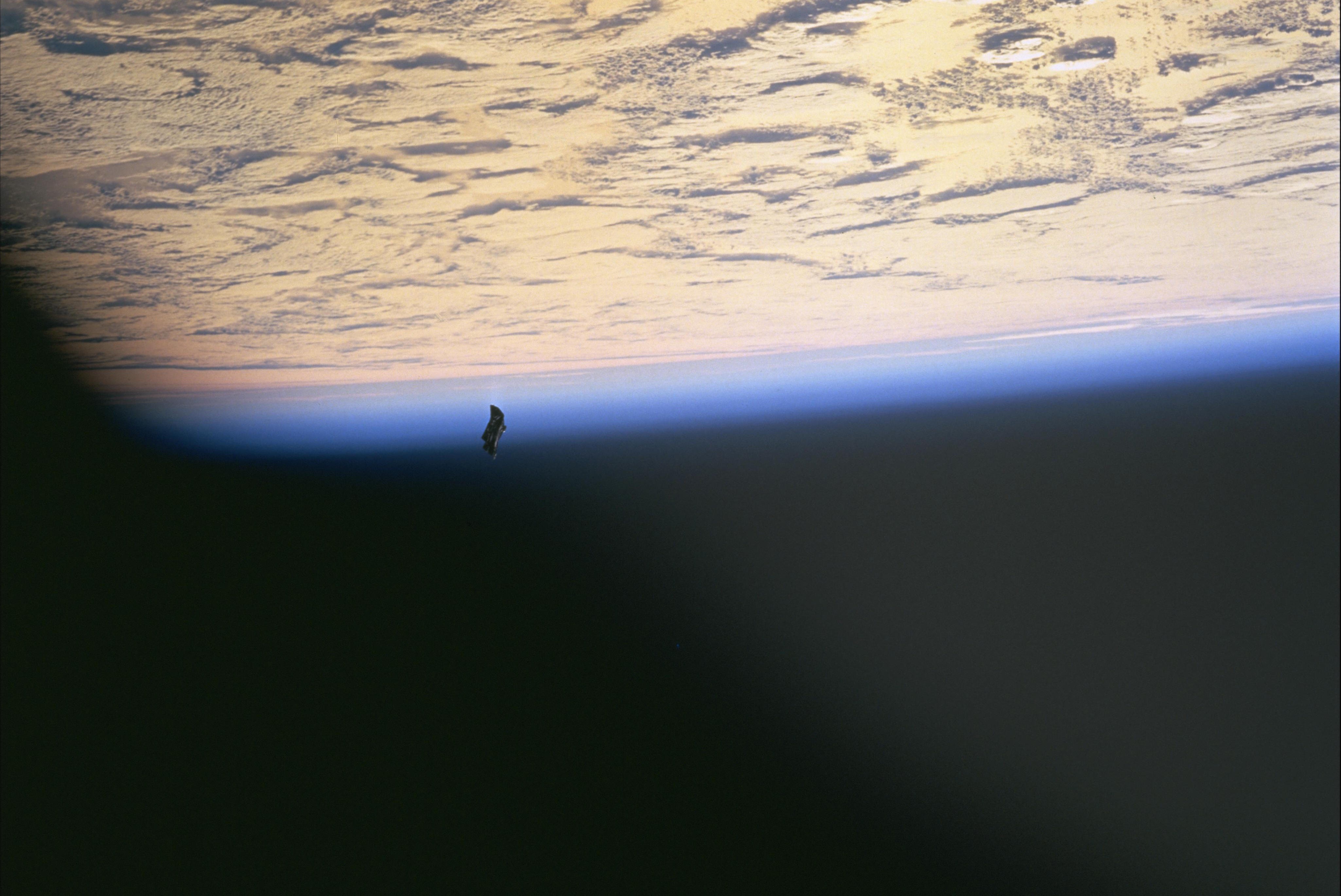 外星代理人 小说（黑骑士卫星4年前已被击落）