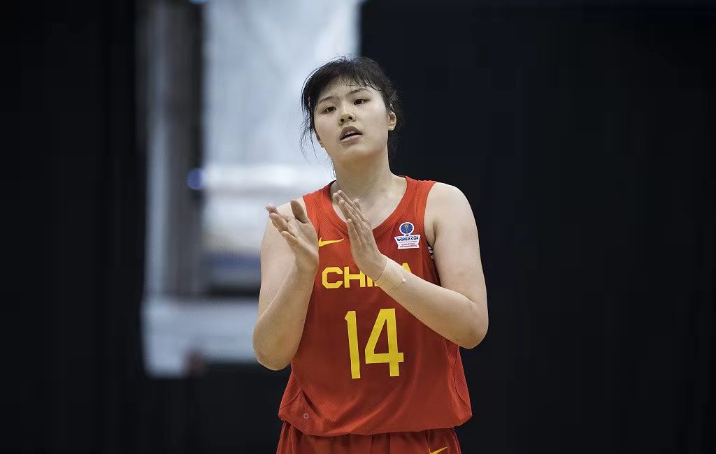 李月汝为什么不去打nba(李月汝突遭打击！姚明不同意她去WNBA，她会是第二个王治郅吗？)