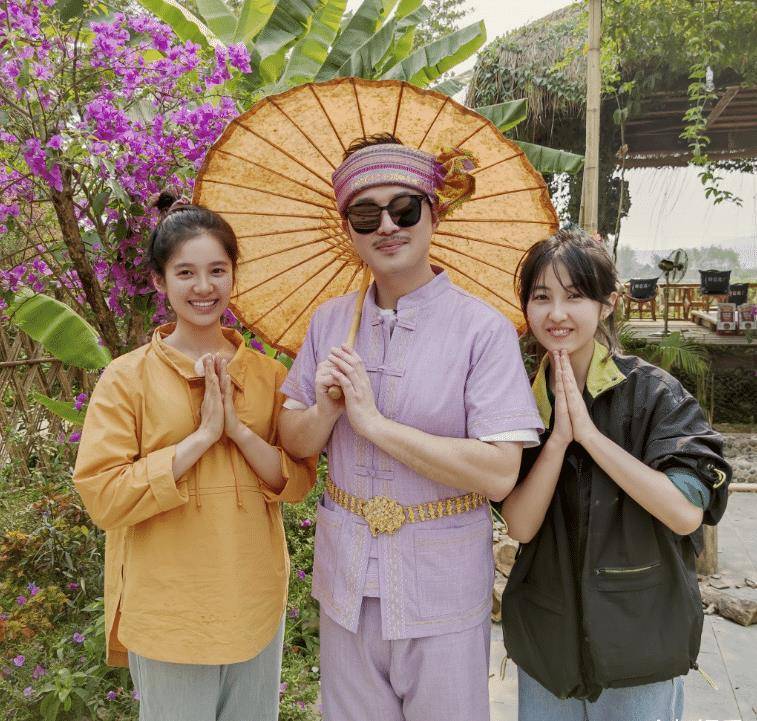 何炅和沙溢合影，腿细到连女生都羡慕，但大家只关注手臂