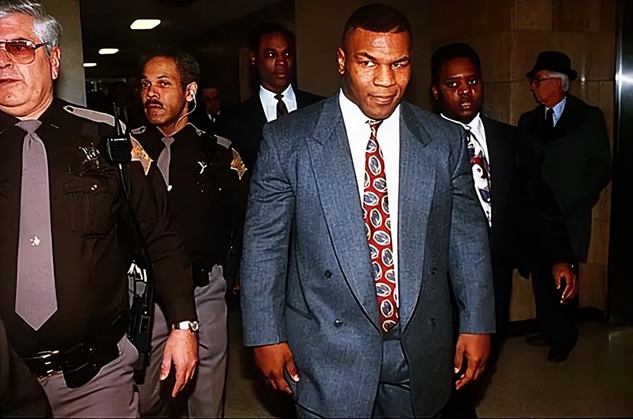 1992年拳王泰森入狱:与中年女狱警交往,趁天黑约会