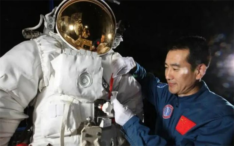 翟志刚：中国太空行走第一人，出舱时准备牺牲的背后，隐瞒了什么