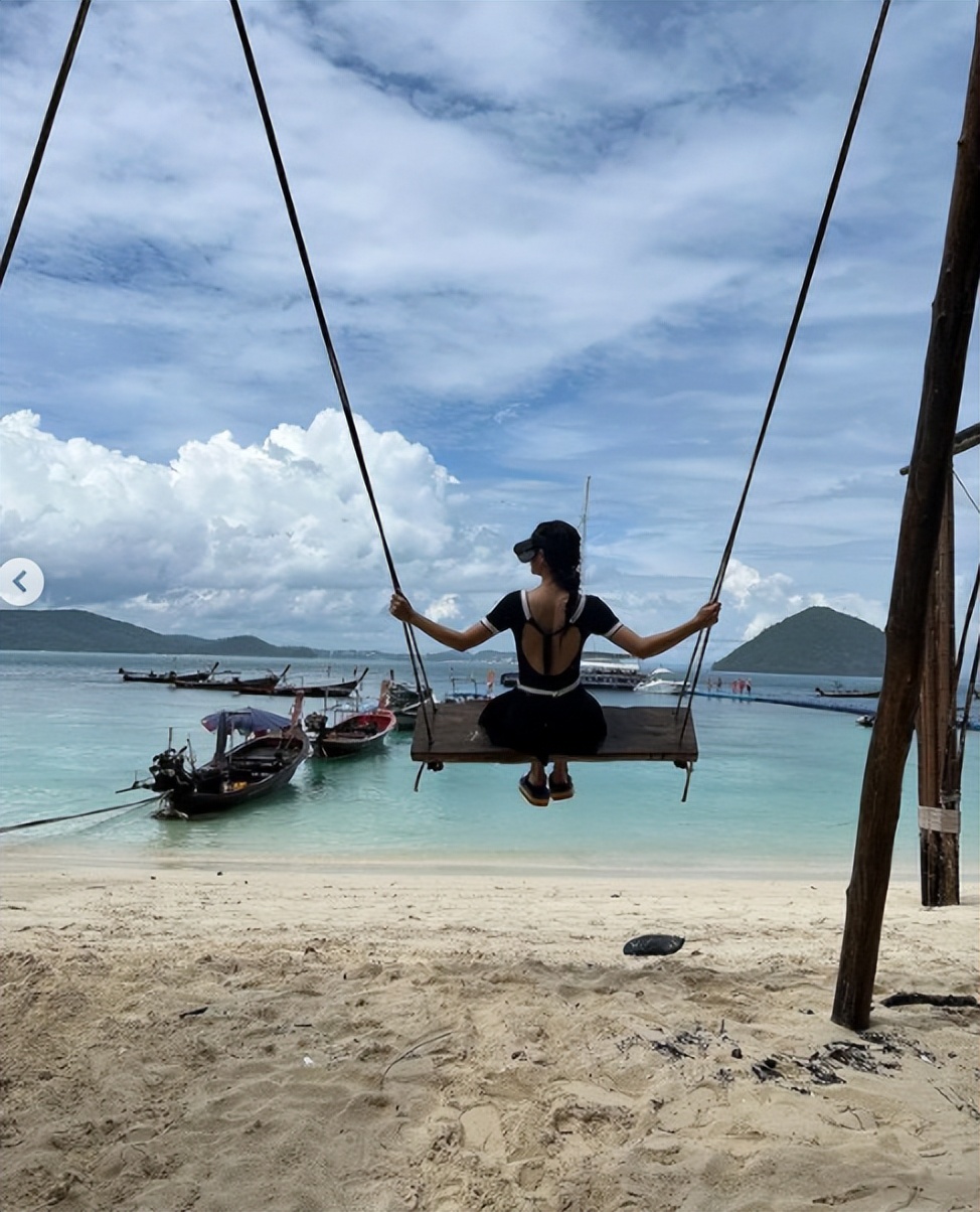 金世正海边度假穿超短裙背后全空