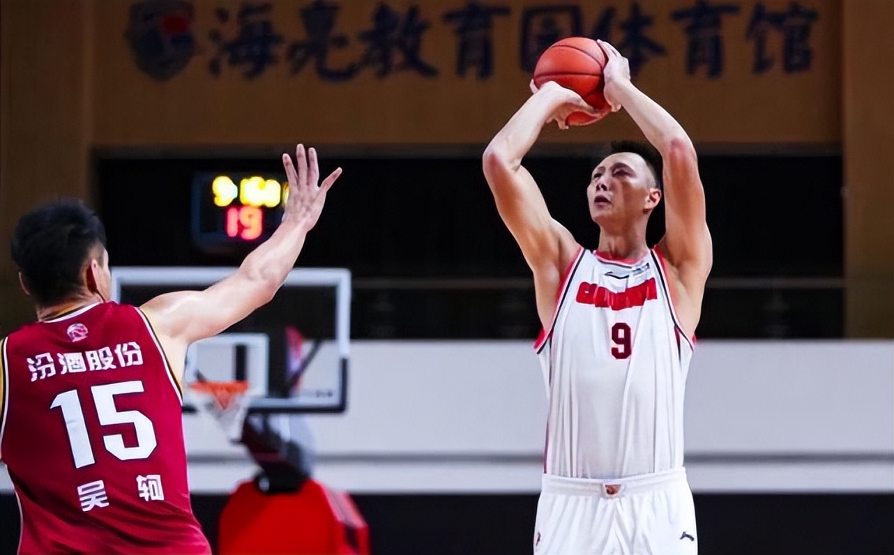 为什么nba工资比cba高(NBA最高年薪是库里5961万，那CBA是谁？没有对比就没有伤害)