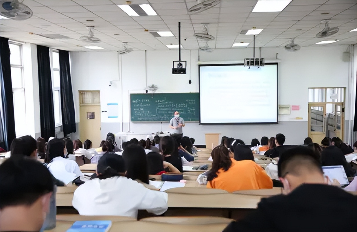 就业率“亮红灯”的几大专业，985毕业也难找工作，还需谨慎报考