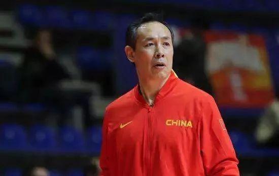 为什么cba教练都骂人(马布里与李春江对骂真丢人：CBA主帅骂人成风，篮协应重锤出击了)