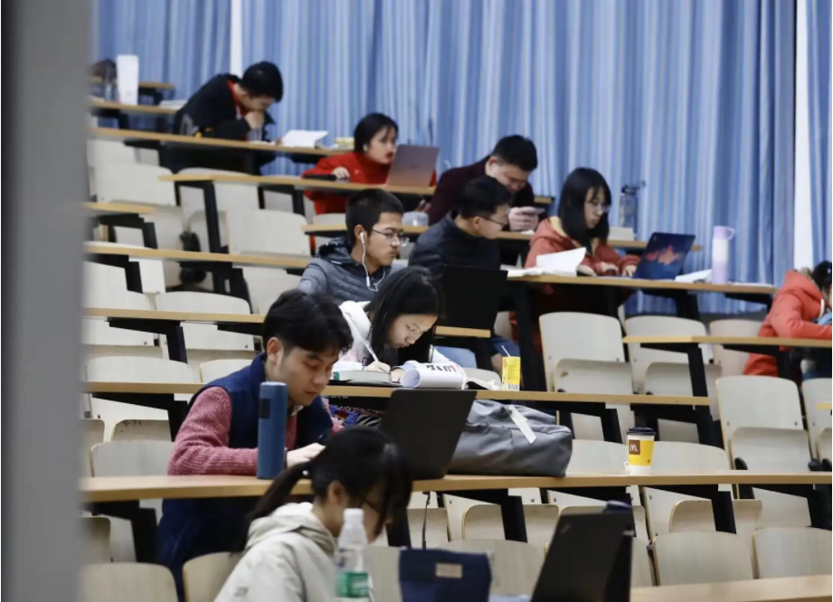 孩子读研需要花费多少钱？看到总金额后，普通家庭的家长直皱眉