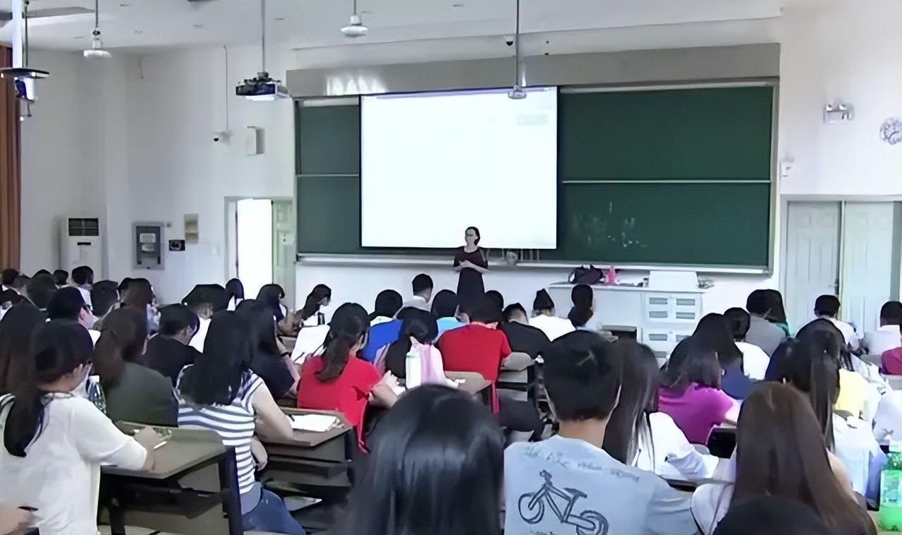 就业率“亮红灯”的几大专业，985毕业也难找工作，还需谨慎报考