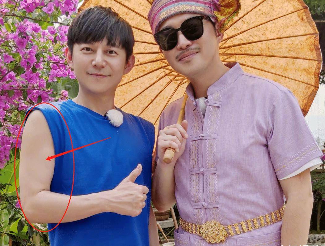 何炅和沙溢合影，腿细到连女生都羡慕，但大家只关注手臂