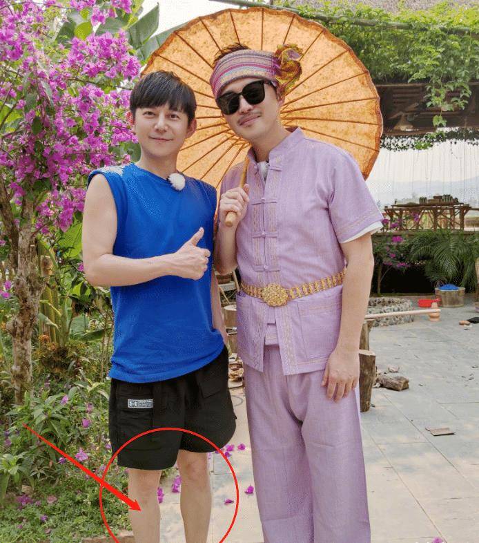 何炅和沙溢合影，腿细到连女生都羡慕，但大家只关注手臂