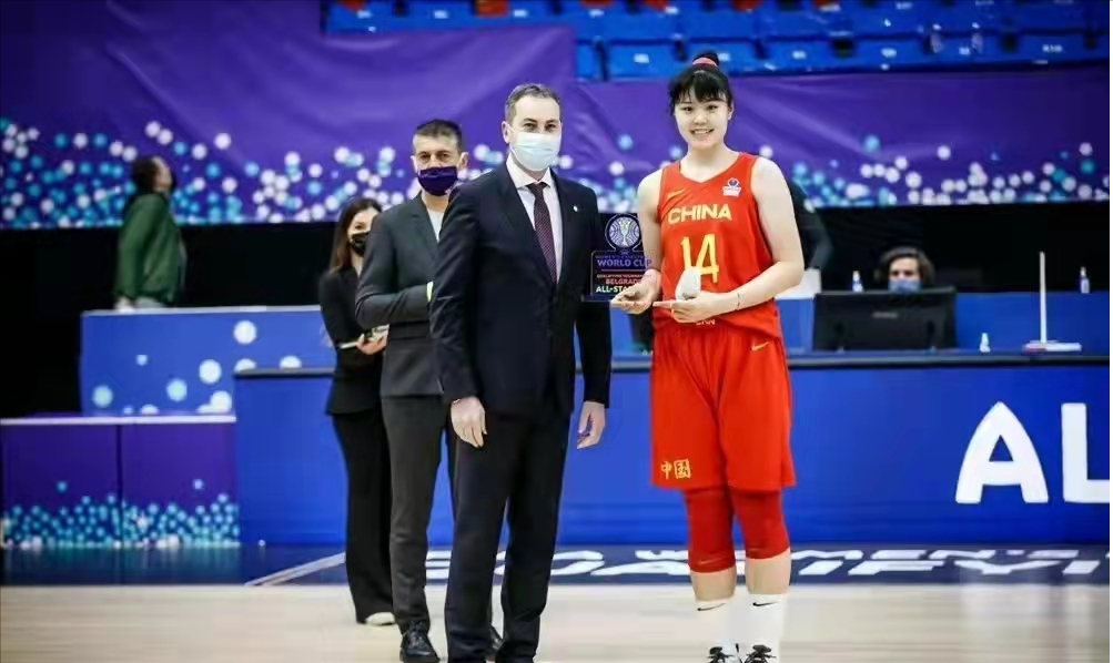 李月汝为什么不去打nba(李月汝突遭打击！姚明不同意她去WNBA，她会是第二个王治郅吗？)