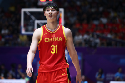 打进nba的中国人有哪些(盘点入选NBA的十大中国球员，胡卫东巴特尔威名依旧，姚明成传奇)