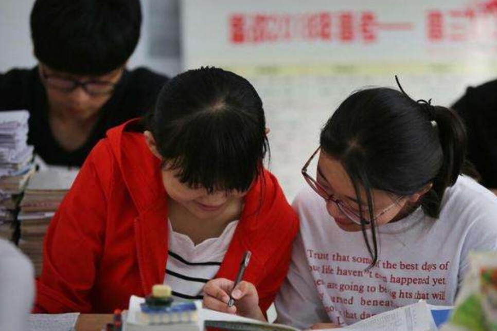 就业率“亮红灯”的几大专业，985毕业也难找工作，还需谨慎报考