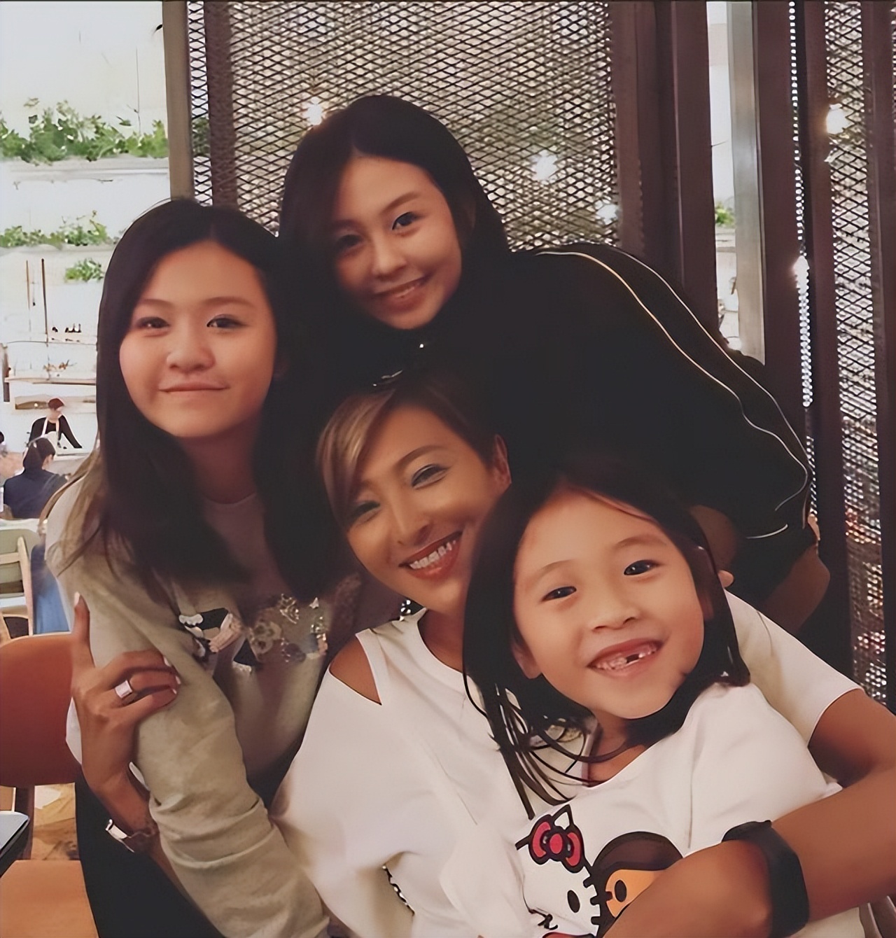 她们曾经靓绝华语圈，如今人均50岁，岁月真的不败美人吗？