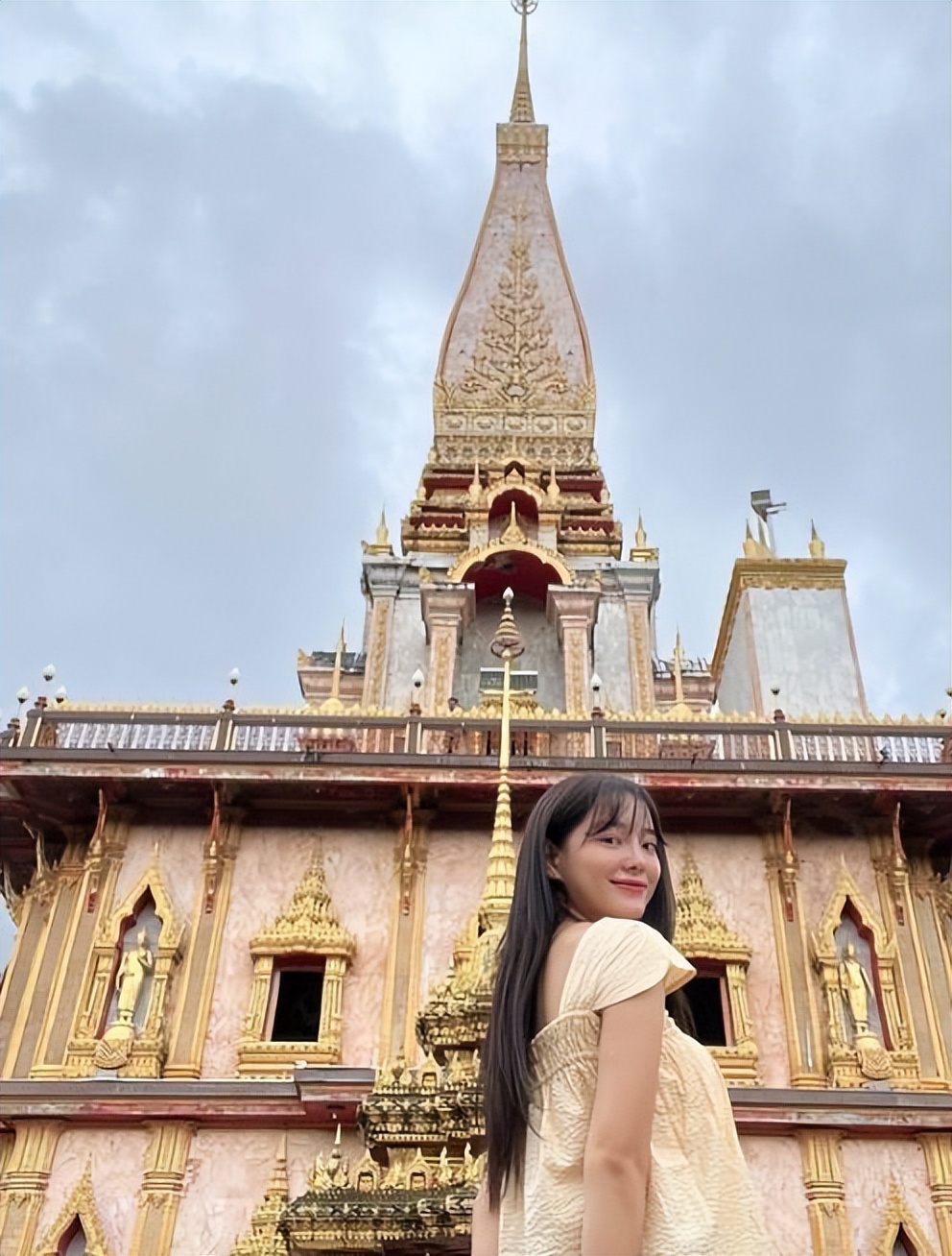 金世正海边度假穿超短裙背后全空