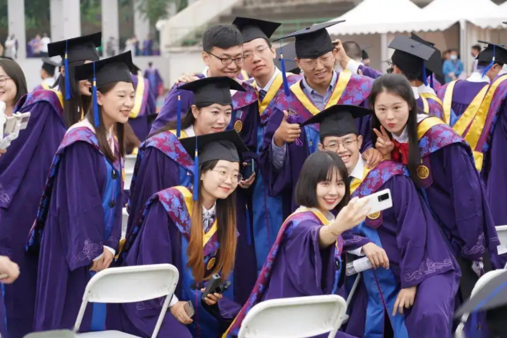 孩子读研需要花费多少钱？看到总金额后，普通家庭的家长直皱眉