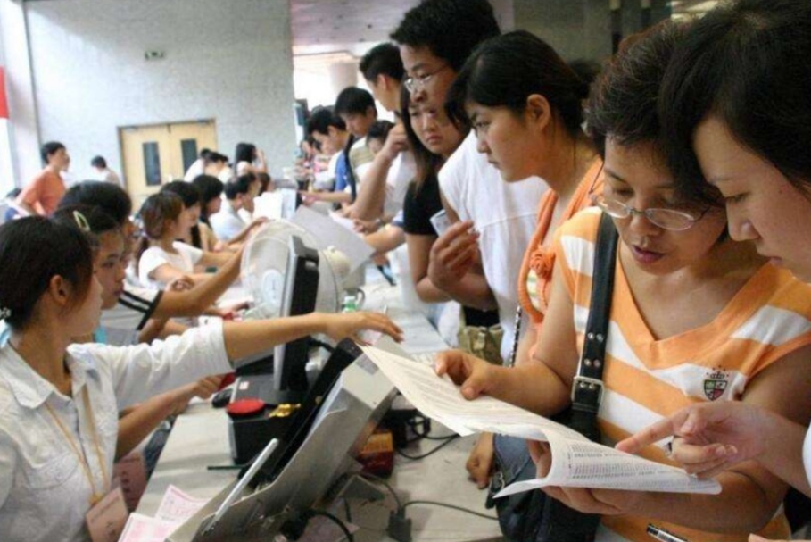 就业率“亮红灯”的几大专业，985毕业也难找工作，还需谨慎报考