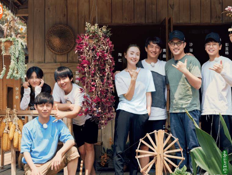 何炅和沙溢合影，腿细到连女生都羡慕，但大家只关注手臂