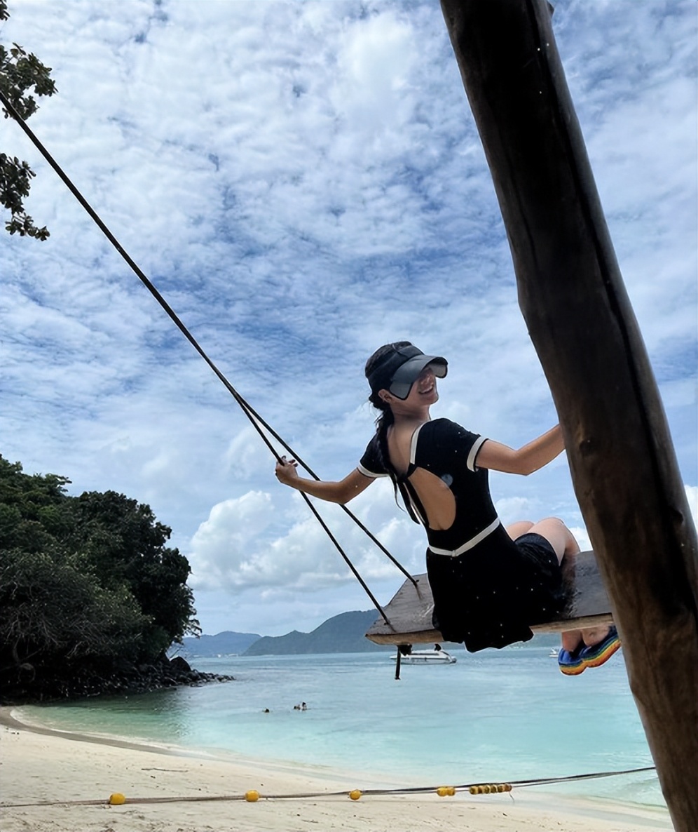 金世正海边度假穿超短裙背后全空