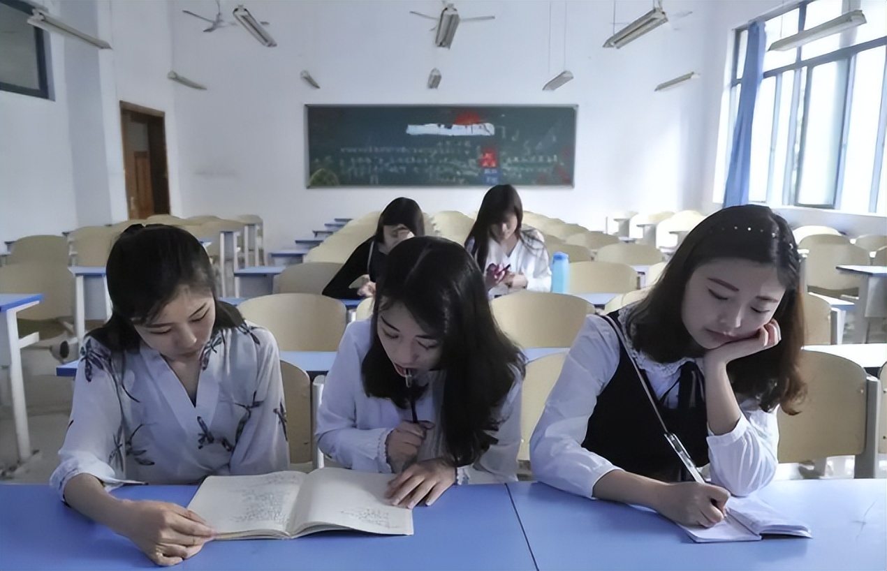 就业率“亮红灯”的几大专业，985毕业也难找工作，还需谨慎报考