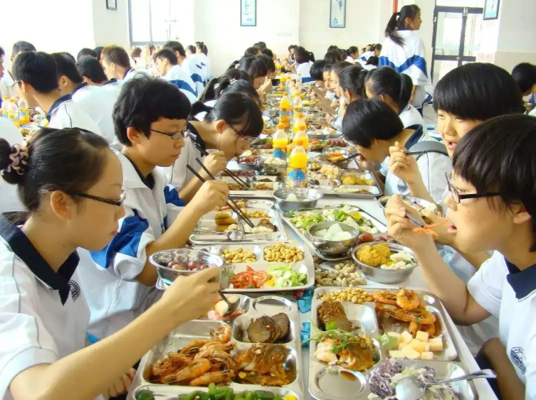 進入高校的學生,大學四年吃的基本都是食堂的飯菜.