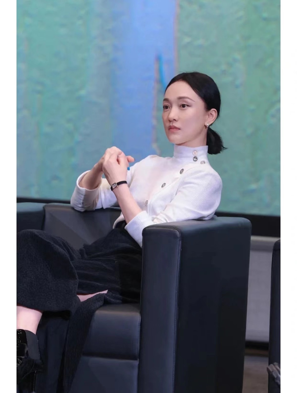 周迅电影论坛造型封神!罕见变"大女人",穿小香风坐姿好霸气